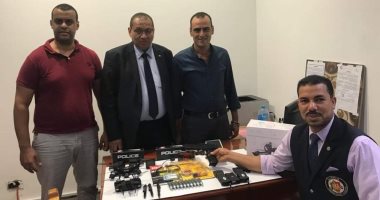 جمارك مطار برج العرب تضبط طائرة تجسس ومسدس ضغط هواء و2 سلاح أبيض