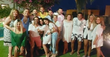 نص نجوم مصر فى صورة.. ليلى علوى وإلهام شاهين ومنى وحلمى والسقا فى إجازة بالساحل