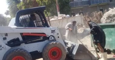 صور.. رفع 12 طن أتربة ومخلفات صلبة فى حملة نظافة بمجلس قروى النمسا بالأقصر