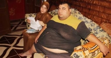 سيارة إسعاف مجهزة تنقل مريض السمنة المفرطة لعلاجه بالقاهرة