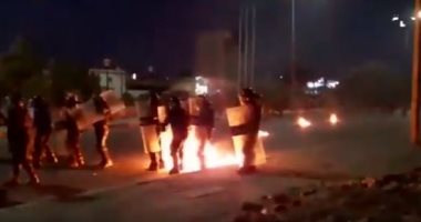 انتشار أمنى مكثف فى محيط البرلمان العراقى بالبصرة بعد محاولة إحراقه.. فيديو