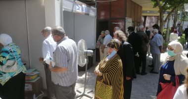 أطباء الأسنان يصوتون اليوم لاختيار النقيب العام من 10 مُرشحين بعد تأجيل الانتخابات 150 يوما بسبب كورونا.. حسم نتائج 7 محافظات و18% من المقاعد بالتزكية.. و55 مستشارا يشرفون على التصويت وسط إجراءات احترازية