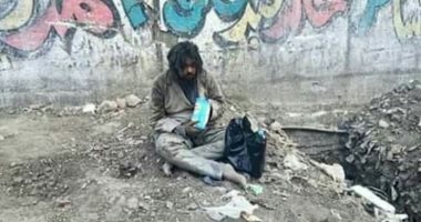 قارئ يناشد إنقاذ رجل بلا مأوى يعيش أمام مركز شباب المنيب أسفل الدائرى