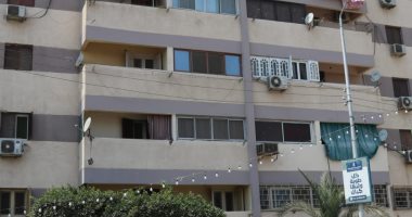 صور.. استمرار أعمال طلاء واجهات العقارات بلون موحد فى كفر الشيخ
