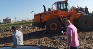 سكرتير عام الغربية يتابع أعمال رفع تراكمات القمامة بقناة طنطا الملاحية.. صور 