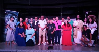 ابتهالات النقشبندى وأشعار البابا شنودة فى العرض المسرحى "أتلانتس"