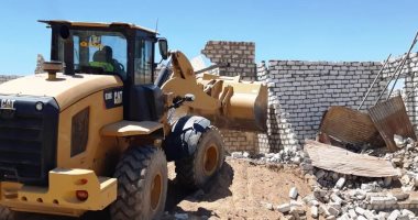 إزالة 30 حالة تعدى بمنطقة خلف عمارات التجاريين بأسوان.. صور