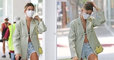 هايلى بيبر تجمع الشورت الصيفى مع حذاء خريفى فى إطلالتها الأخيرة.. كله ماشى