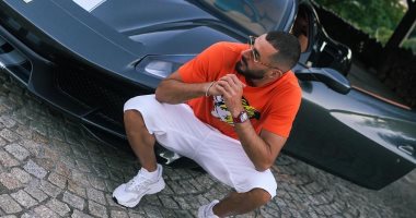 كريم بنزيما يستعرض سيارته الفارهة فى أحدث ظهور له استعدادا لعودة الليجا