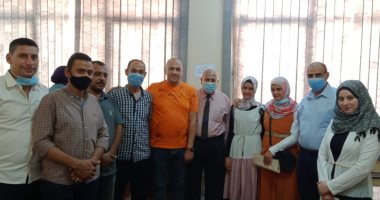 المشرف على التنسيق بجامعة بنها يستقبل الطالبة الأولى على الثانوية.. صور