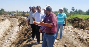 مدير رى أسوان يتفقد أعمال مشروعات تأهيل الترع.. صور 
