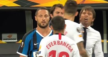 خناقة بين كونتي ونجم إشبيلية على هامش الدوري الأوروبي.. فيديو 