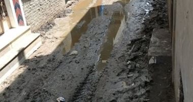 سيبها علينا.. غرق منطقة كفر عبد الأمين والشهيد بالدقهلية فى مياه الصرف