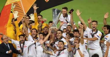 إشبيلية بطلًا للدوري الأوروبي للمرة السادسة في تاريخه.. أبناء الأندلس يتفوقون على إنتر ميلان في النهائي 3-2 في مباراة مثيرة.. كونتي يتشاجر ويسقط في رقم سلبي ويلمح بالرحيل.. وثنائي المغرب يرفعان رأس العرب