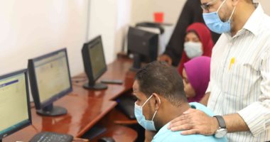 معامل التنسيق الإلكترونى بجامعة جنوب الوادى تستقبل طلاب المرحلة الأولى.. صور