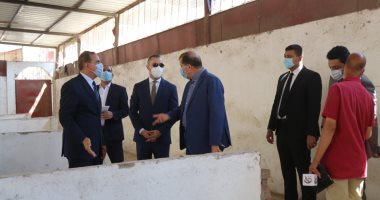 صور .. محافظ كفر الشيخ يتفقد منطقة غرب ويوجه بنقل الباعة الجائلين للهناجر المعدة لهم 