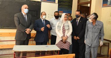 طلاب الثانوية العامة دور ثان بالمحافظات يؤدون امتحان اللغة الأجنبية الثانية دون شكاوى.. تسليم المستلزمات الوقائية والكشف الحرارى قبل دخول اللجان.. متابعة مستمرة من المحافظين ومديرى التعليم لإزالة العقبات.. صور