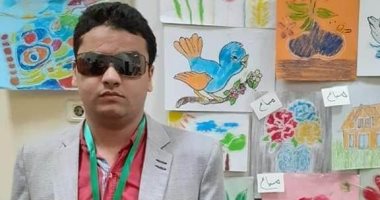 بطل لم يعرف المستحيل.. طالب يتحدى إعاقته ويفوز بجوائز فى الرسم والإنشاد (صور)