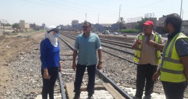 نائب محافظ القليوبية تستجيب لشكاوى أهالى قليوب بسبب مزلقان وتهالك الطريق.. صور