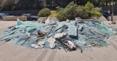 لبنانيون يعيدون تدوير الزجاج المتحطم فى تفجيرات بيروت بعد نقله لطرابلس.. فيديو