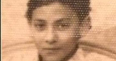شاهد فتحى عبد الوهاب فى صورة قديمة بالأبيض والأسود خلال مرحلة الطفولة