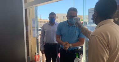 صور.. أمين "السياحة العالمية" يتفقد الإجراءات الاحترازية برفقة خالد العنانى بالغردقة.. يلتقط صورا تذكارية مع تمثال ميريت آمون.. وإدارة المتحف تهدية بردية مقلدة للمحاكمة الفرعونية وخريطة مصر.. ويقوم برحلة بحرية