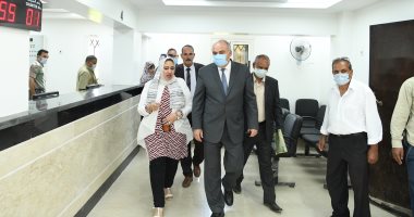 محافظ قنا يتفقد مركز خدمة المواطنين لتقديم خدمات التموين ببندر أبوتشت