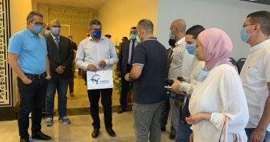 ورقة بردى وخريطة مصر هدية لأمين السياحة العالمية من بازار بالغردقة.. صور