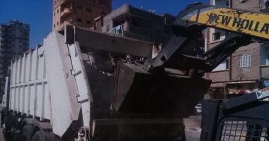 استمرار أعمال النظافة ورفع القمامة من الشوارع بحى ثان المحلة 