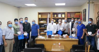 الأنبا مكاريوس يكرم أعضاء الفريق الطبى بمحافظة المنيا لمواجهتهم كورونا