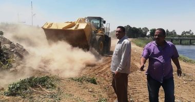 توسعة الطريق الشرقى لترعة الكلابية بإسنا لحين صيانة كوبرى مصر أسوان.. صور