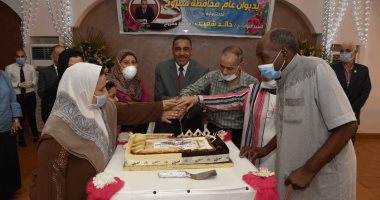 محافظ مطروح يكرم العاملين المحالين للمعاش بالديوان العام (صور)