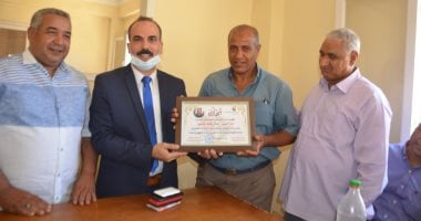 صور.. وكيل "تضامن الأقصر" يكرم المتميزين بإدارة إسنا