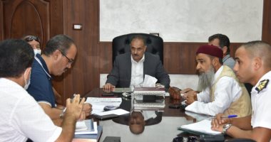 سكرتير عام مطروح يعقد اجتماعا للبدء فى أعمال تطوير مزلقان الضبعة