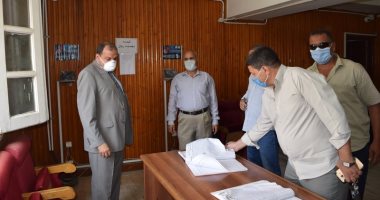 رئيس جامعة بنى سويف يتفقد توقيع العاملين للاطمئنان على انضباط العمل الإدارى