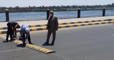 تركيب مطبات بطريقي الكورنيش وسليمان متولى ببنى سويف للحد من سرعة السيارات