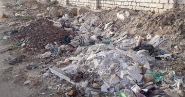 سيبها علينا.. أهالى بنى سويف يطالبون برفع المخلفات من طريق شرق النيل