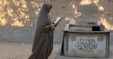 بوسى شلبى تزور قبر الفنانة الراحلة رجاء الجداوى.. صور