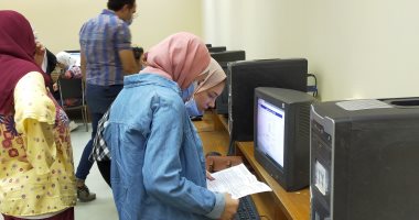 صور.. إقبال ملحوظ لطلاب المرحلة الأولى لتسجيل الرغبات في معامل آداب عين شمس 