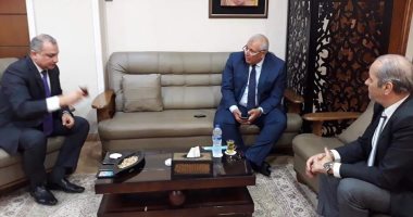 محافظ الوادى الجديد يناقش تطوير المناطق العشوائية بتكلفة 205 ملايين جنيه