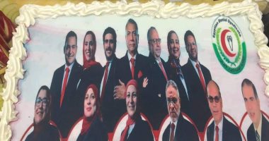 نقابة أطباء الأسنان تحتفل بانعقاد المجلس في تشكيله الجديد بـ"تورتة"