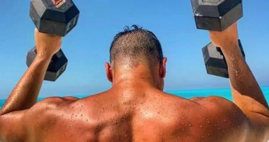 محمد إمام يستعد لـ "الملك" بتمرينات شاقة على البحر.. فيديو