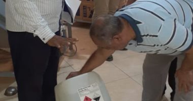 صور.. رئيس مدينة أشمون يداهم مصنع بيع مواد غذائية مجهولة المصدر