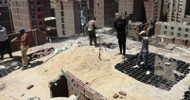 حي بولاق الدكرور يزيل 4 أدوار لتخفيف الأحمال من برج "13 دور" آيل للسقوط.. صور