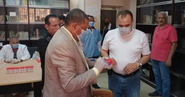 رئيس مدينة ملوى يخضع لتحليل مخدرات لحث العاملين على المشاركة فى الحملة.. صور