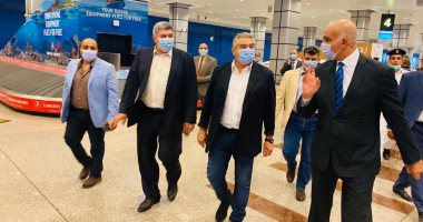 الطيار منتصر مناع نائب وزير الطيران يتفقد مطار الغردقة.. صور