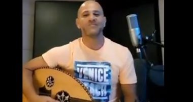 عزيز الشافعى يغنى "أماكن السهر" لـ عمرو دياب على العود.. فيديو