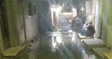سيبها علينا.. غرق شارع أحمد رياض فى ترسا بالجيزة بمياه الصرف الصحى
