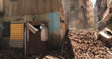 مواصلة أعمال إزالة المنزل المنهار فى طنطا بحضور أصحاب العقار.. صور