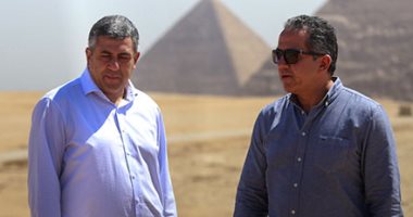 خالد العنانى يصطحب أمين عام منظمة السياحة العالمية فى جولة بالأهرامات.. صور